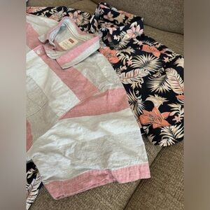 Men’s short sleeve button up shirts (lot of 2)